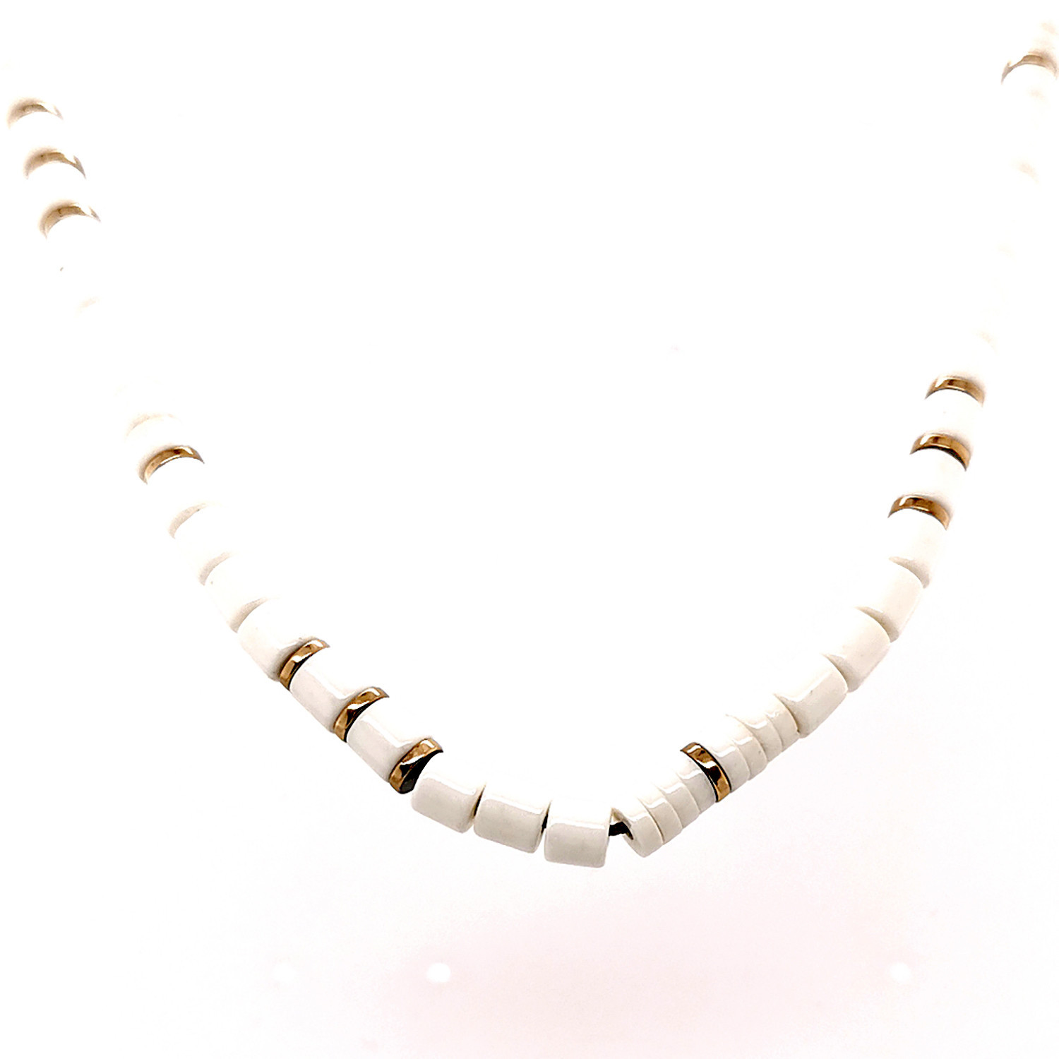 Collier Zag perles dorées coquillages blancs